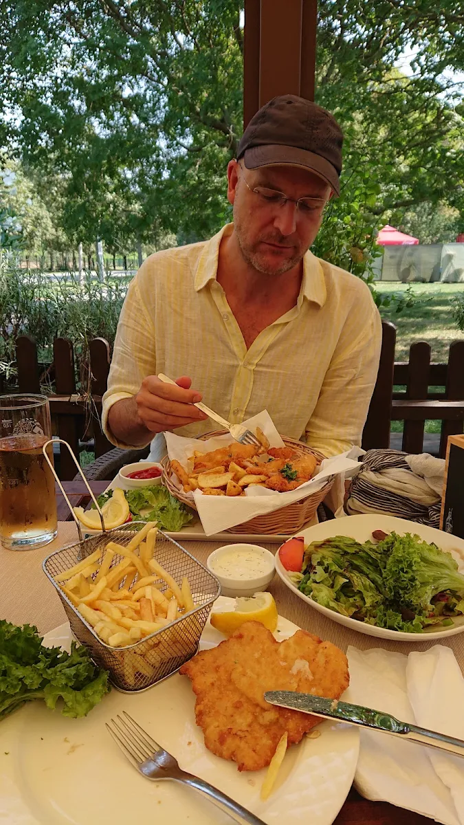 Wiener Schnitzel Mit Pommes Im Korb