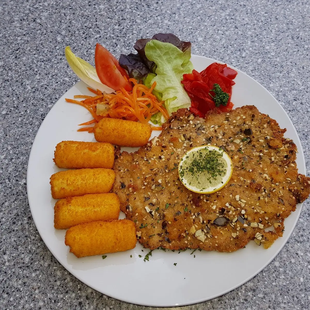 Schweine Schnitzel Im Knuspermantel Mit Kroketten