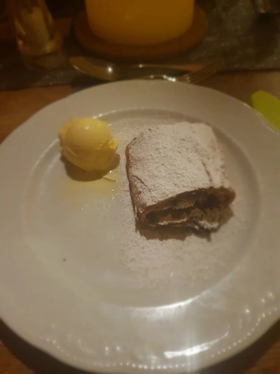 Apfelstrudel Mit Vanilleeis