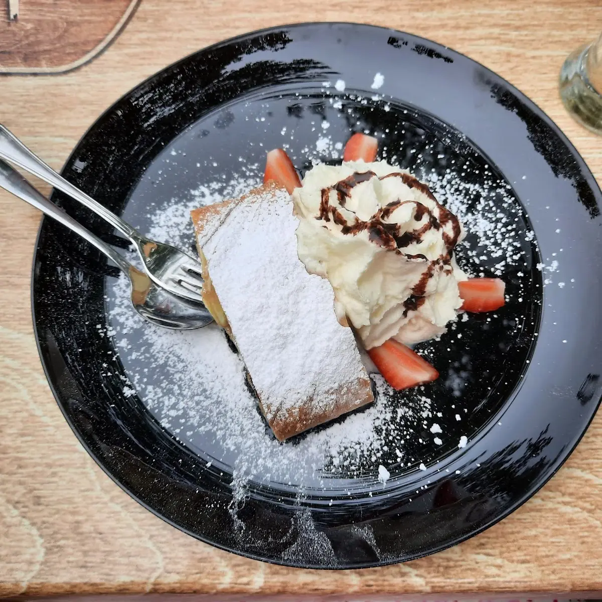 Apfelstrudel Mit Schlagobers