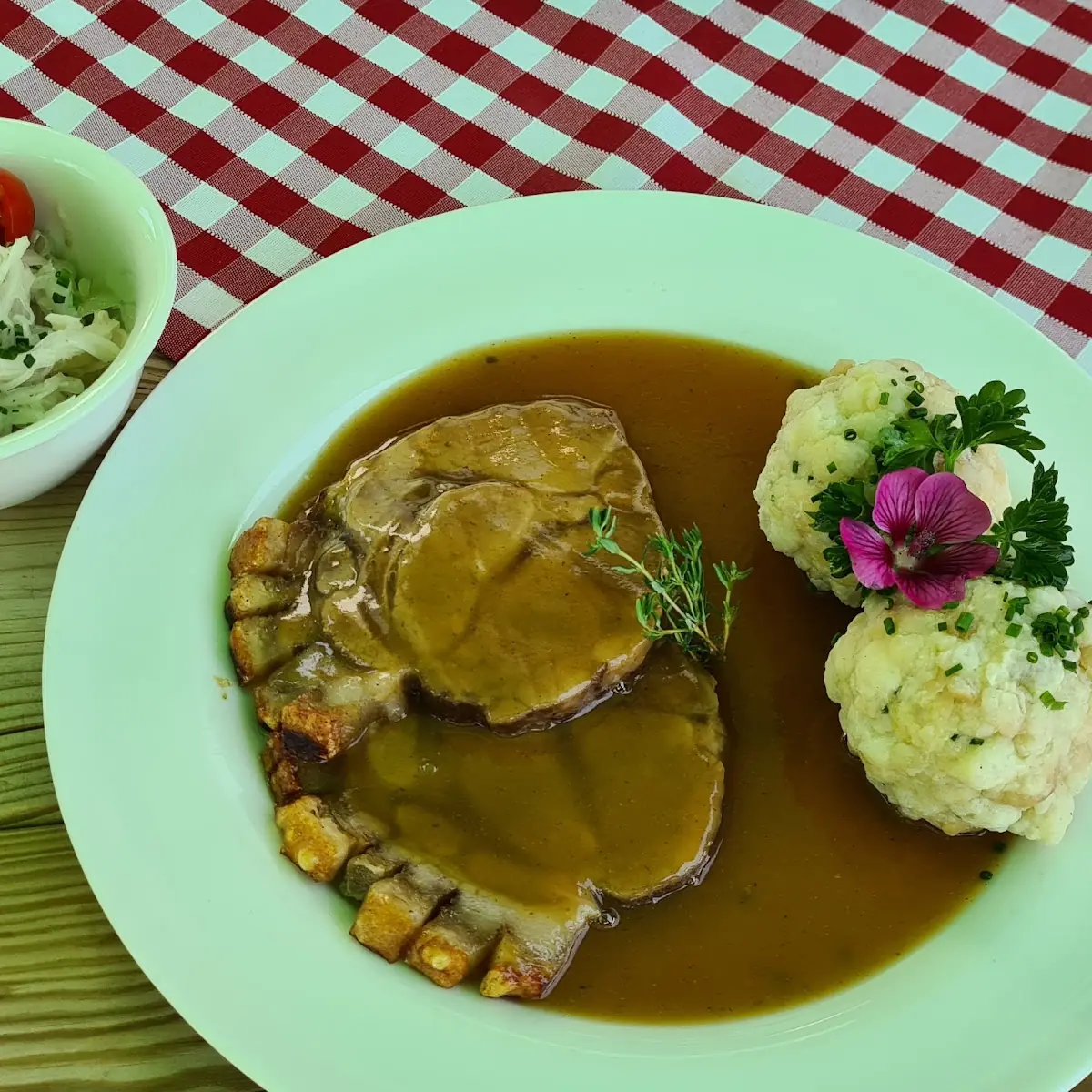 Schweine Krusten Braten In Biersoße Und Klösen