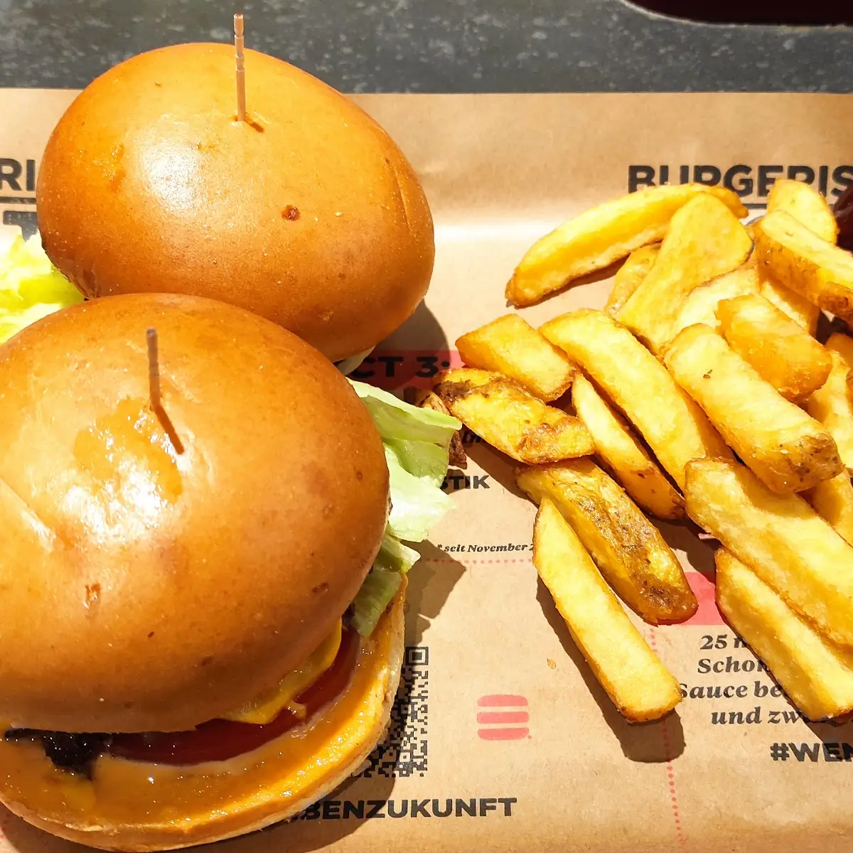 Cheeseburger Und Pommes
