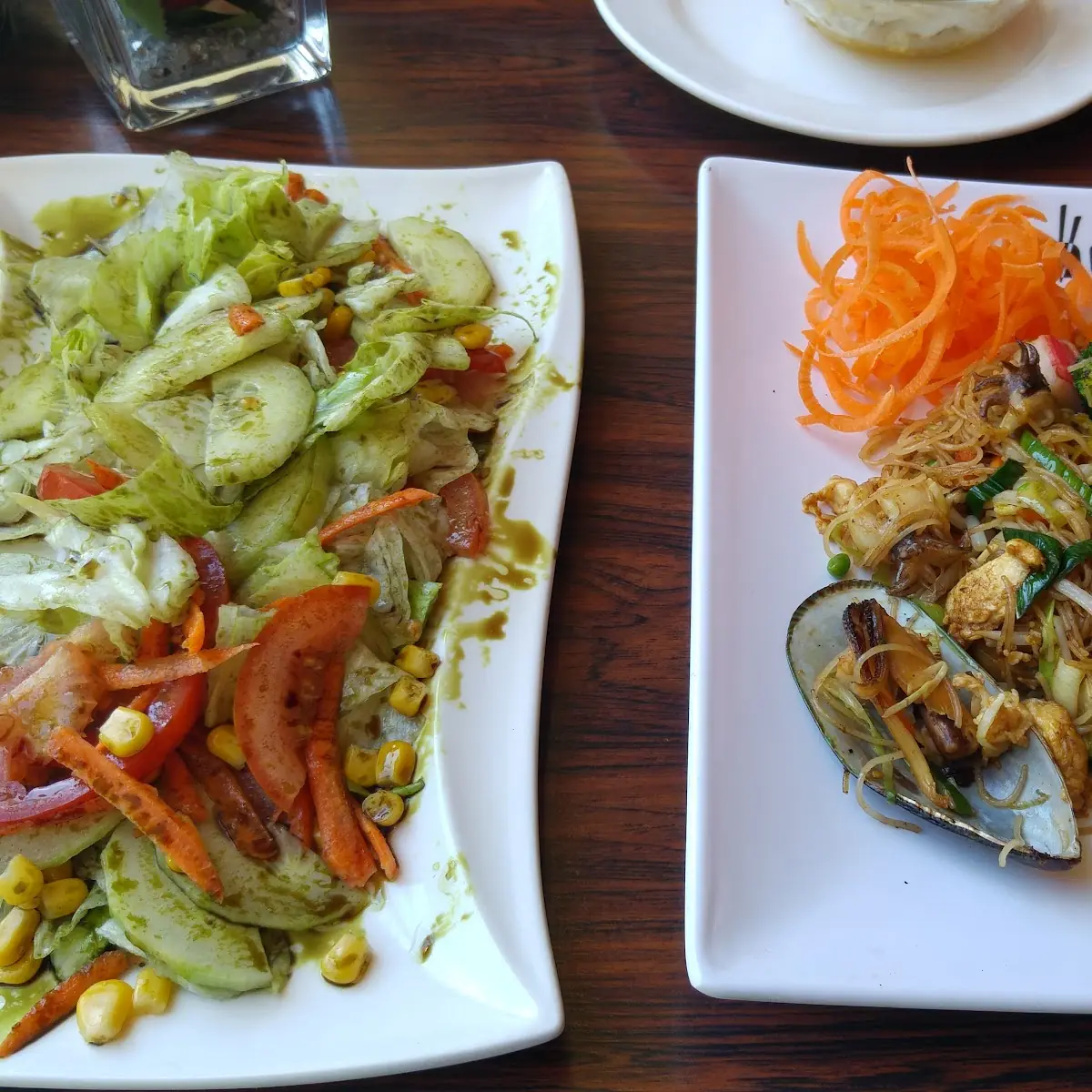 Fried Ricenoodles with Seafood and Mixed Salat