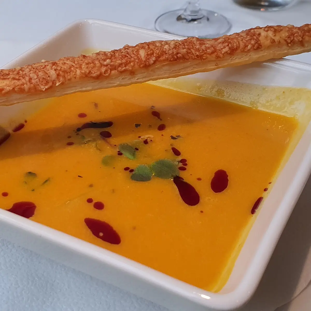 Kürbissuppe Mit Parmesan Blätterteig Und Kürbiskernöl