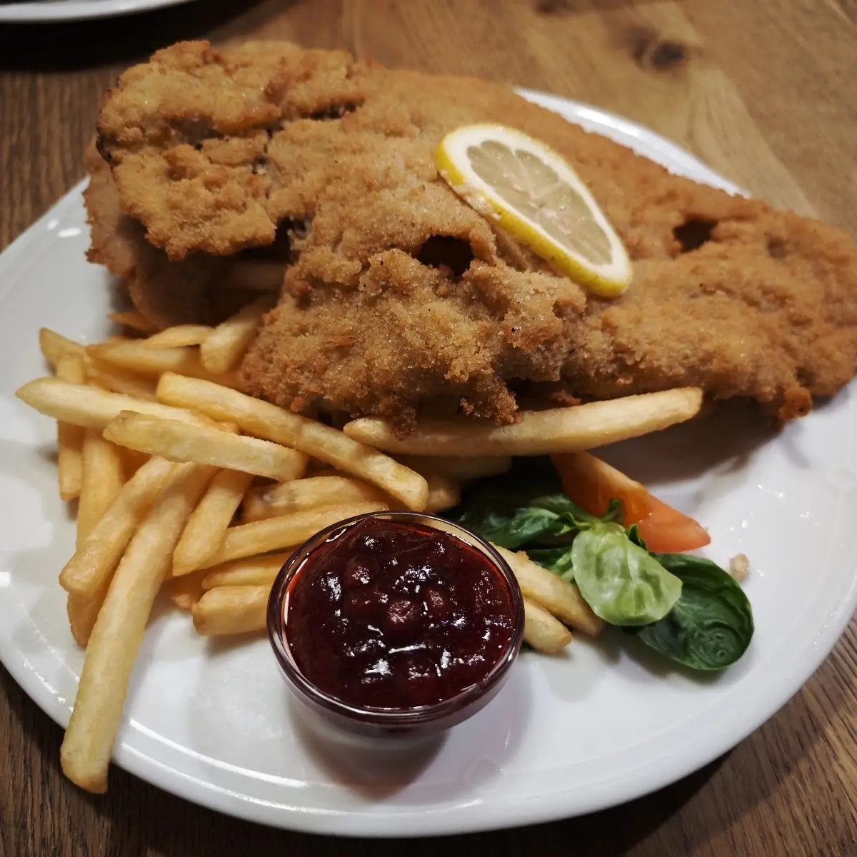 Putenschnitzel Mit Pommes Und Salat
