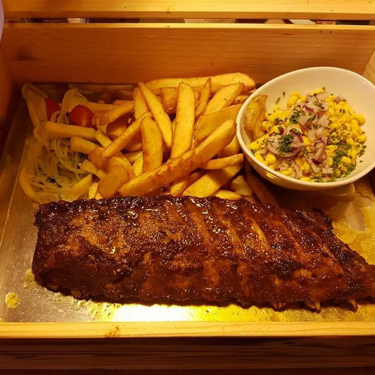 Spareribs Knoblauch Mit Steakpommes Und Maissalat