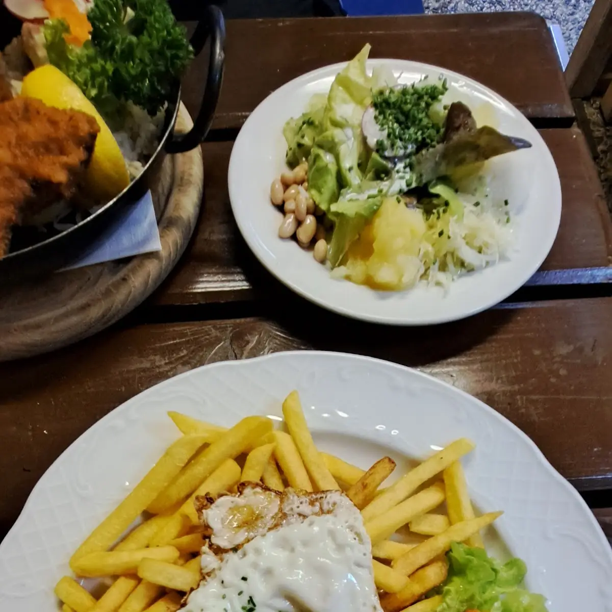 Fleischlaibchen Mit Pommes Und Spiegelei