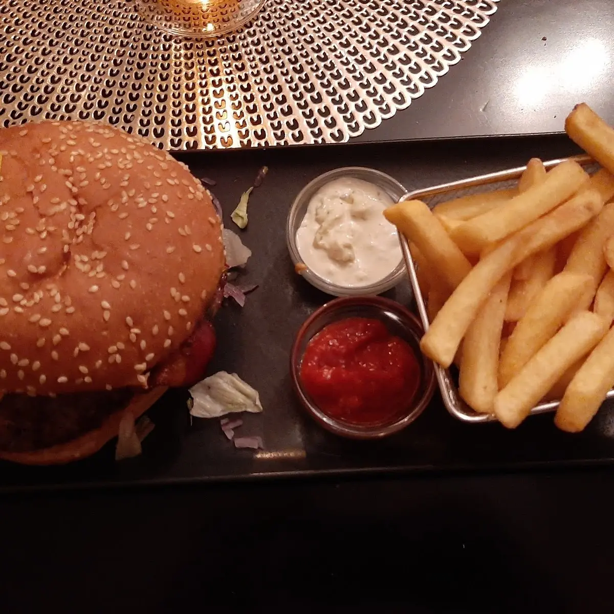 Burger Mit Pommes Frittes