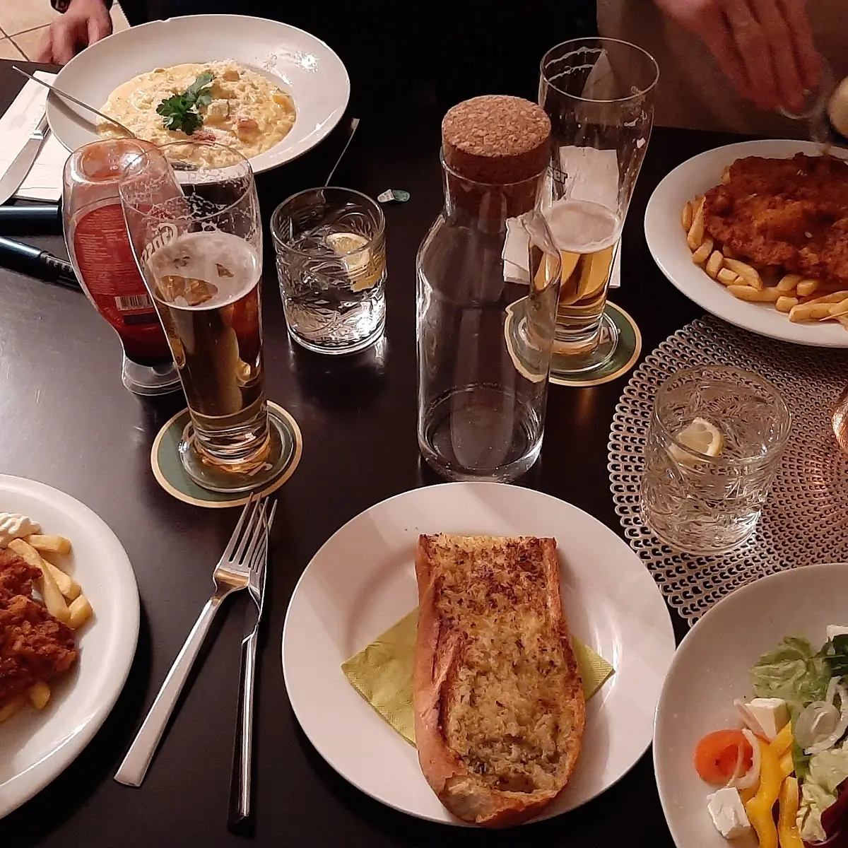 Griekse Salade Met Knoflokbrood Wienerschnitzel En Risotto