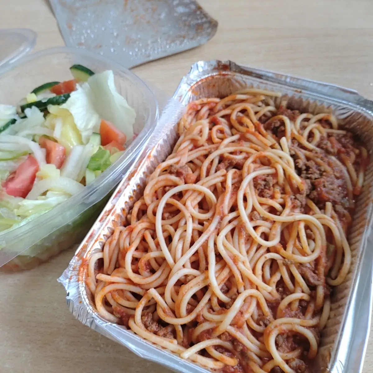 Salat Gemischt Und Spaghetti Bolognese