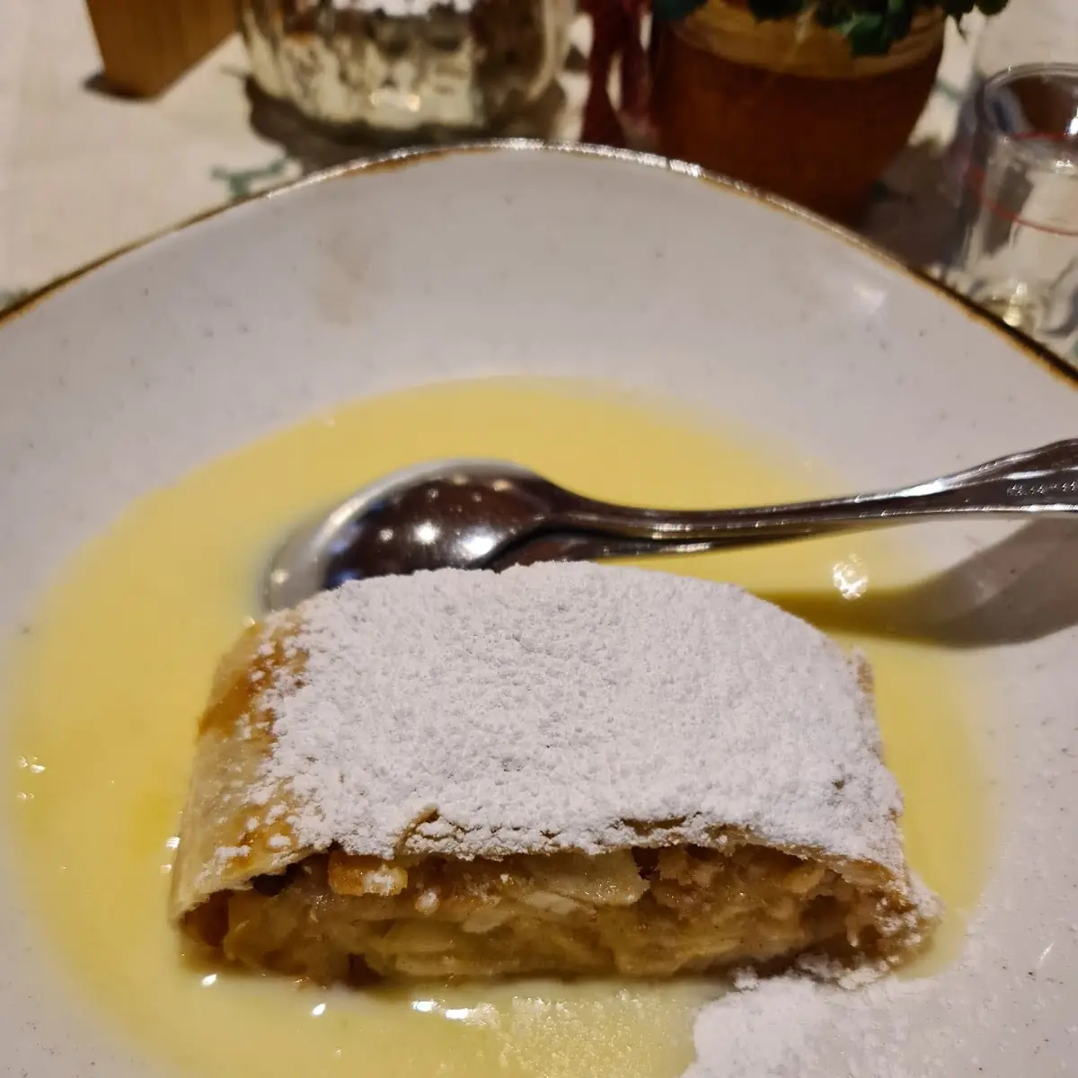 Apfelstrudel Mit Vanillesauce