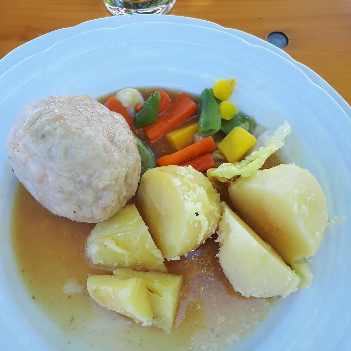 Ködel Und Bratensaft Vom Kindermenü