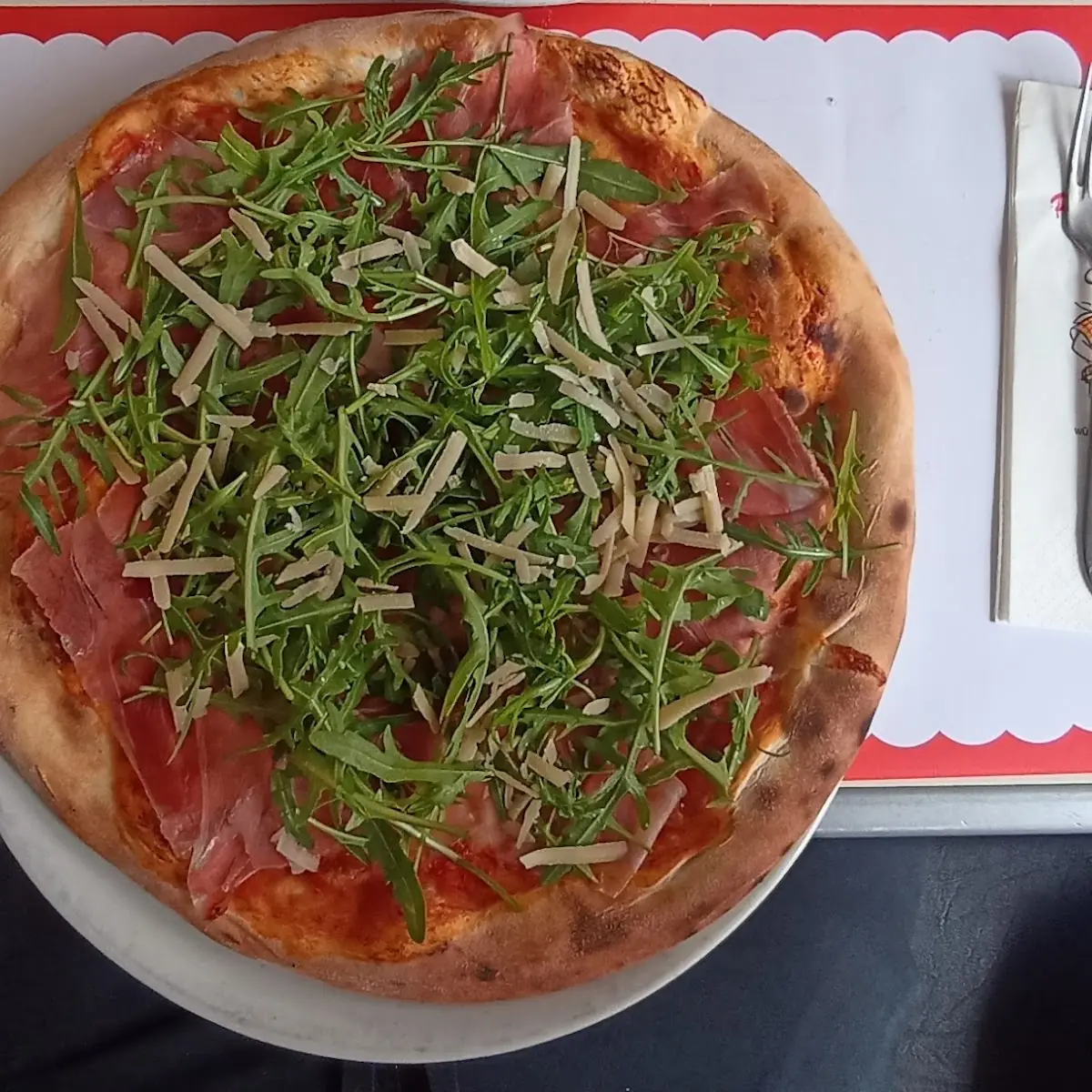 Pizza Mit Frischem Rucola