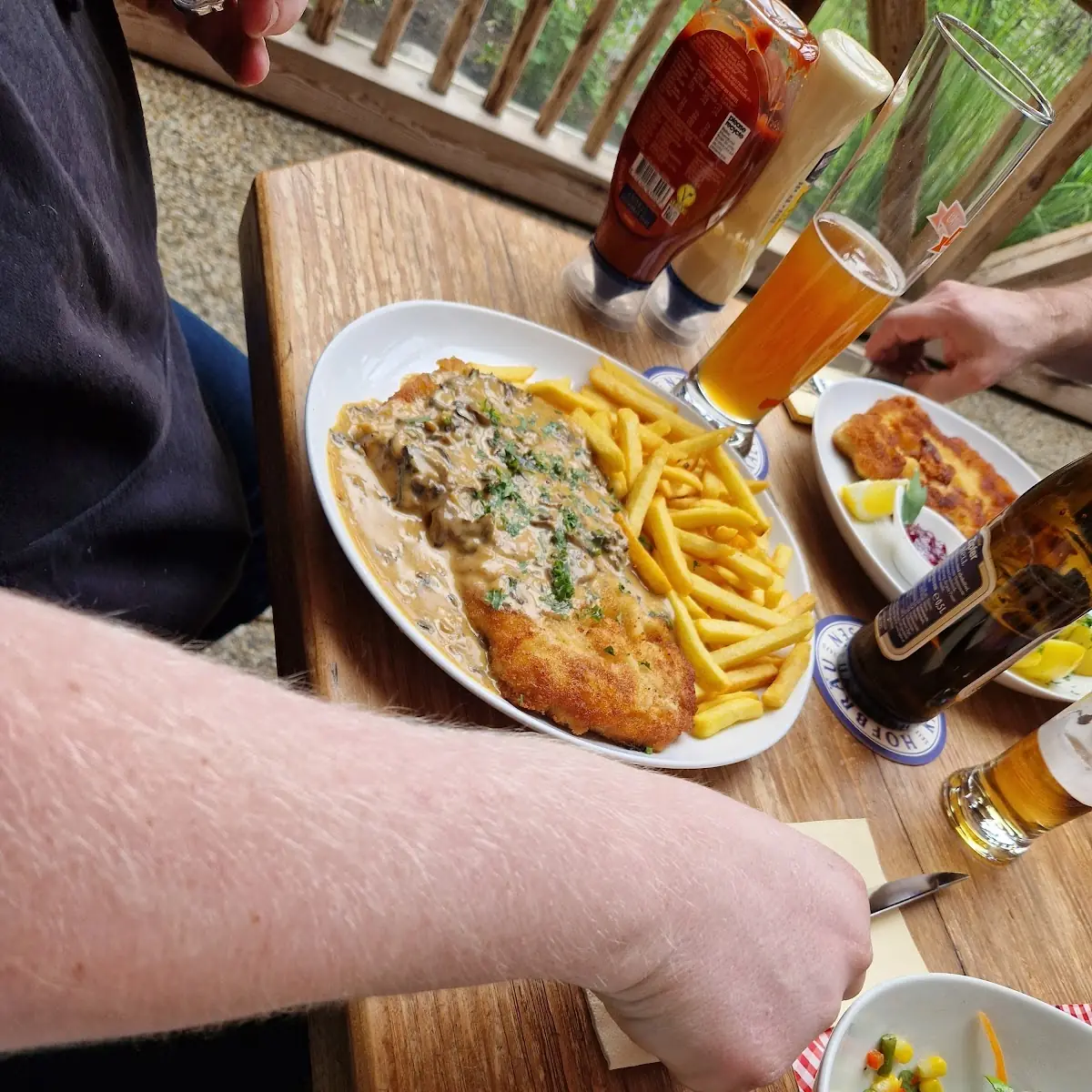 Schnitzel Wiener Art Mit Pommes Und Champignonrahmsauce