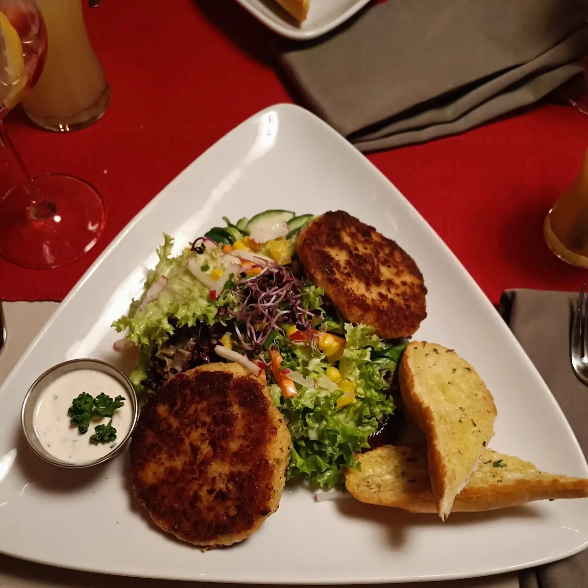 Kaspressknödl Auf Salat
