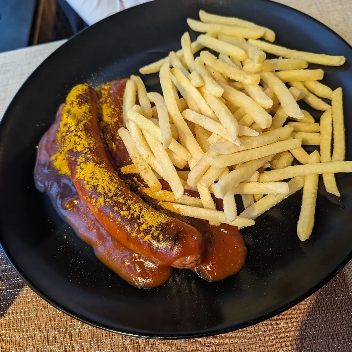 Currywurst Mit Pommes Frites