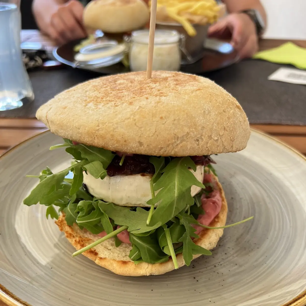 Vegetarischer Burger Mit Camembert