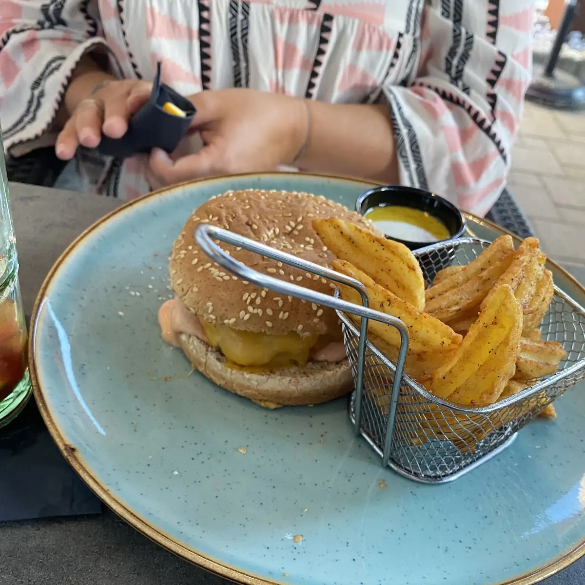Cheeseburger Mit Pommes