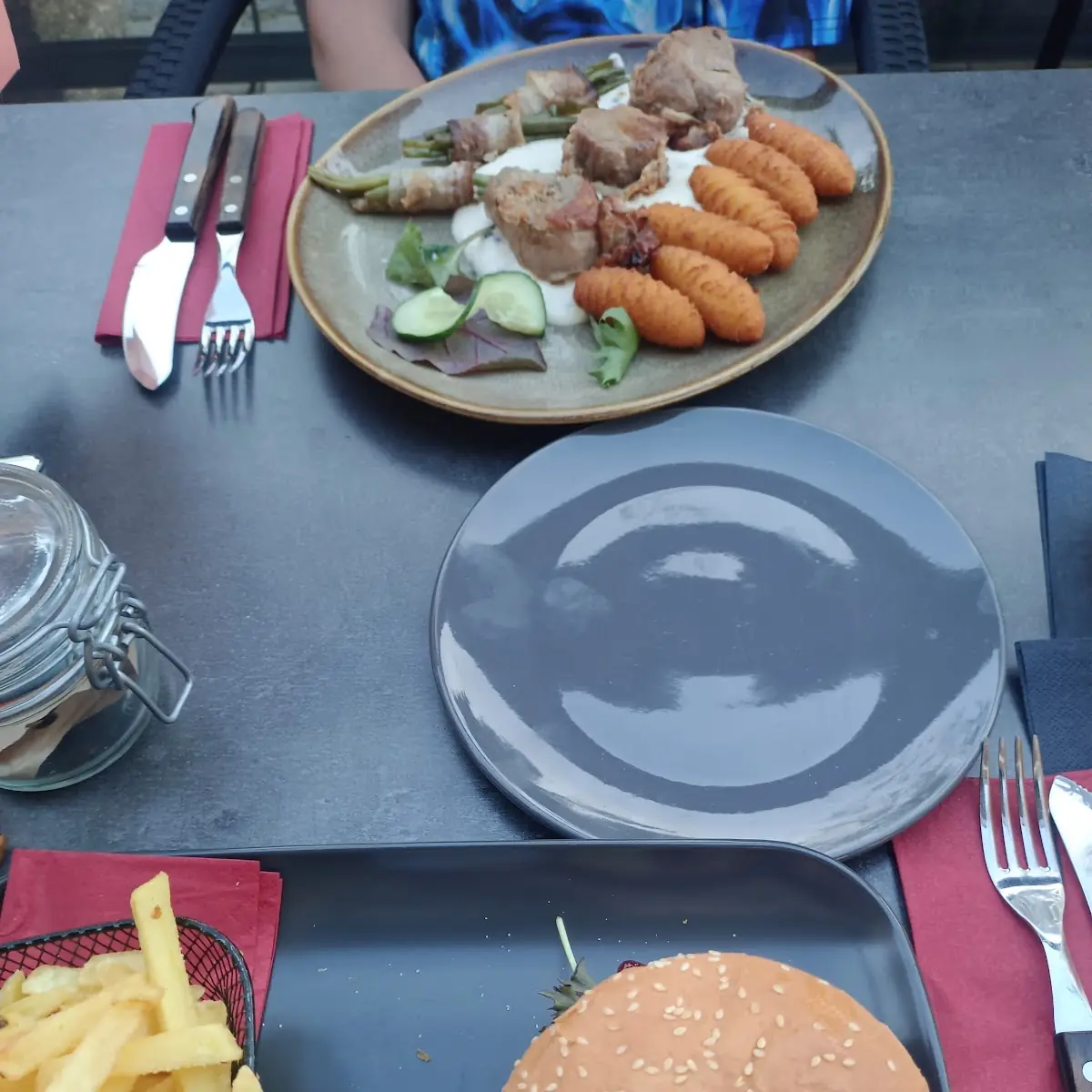 Schweinemedaillons Mit Speckfisolen & Camembergburger