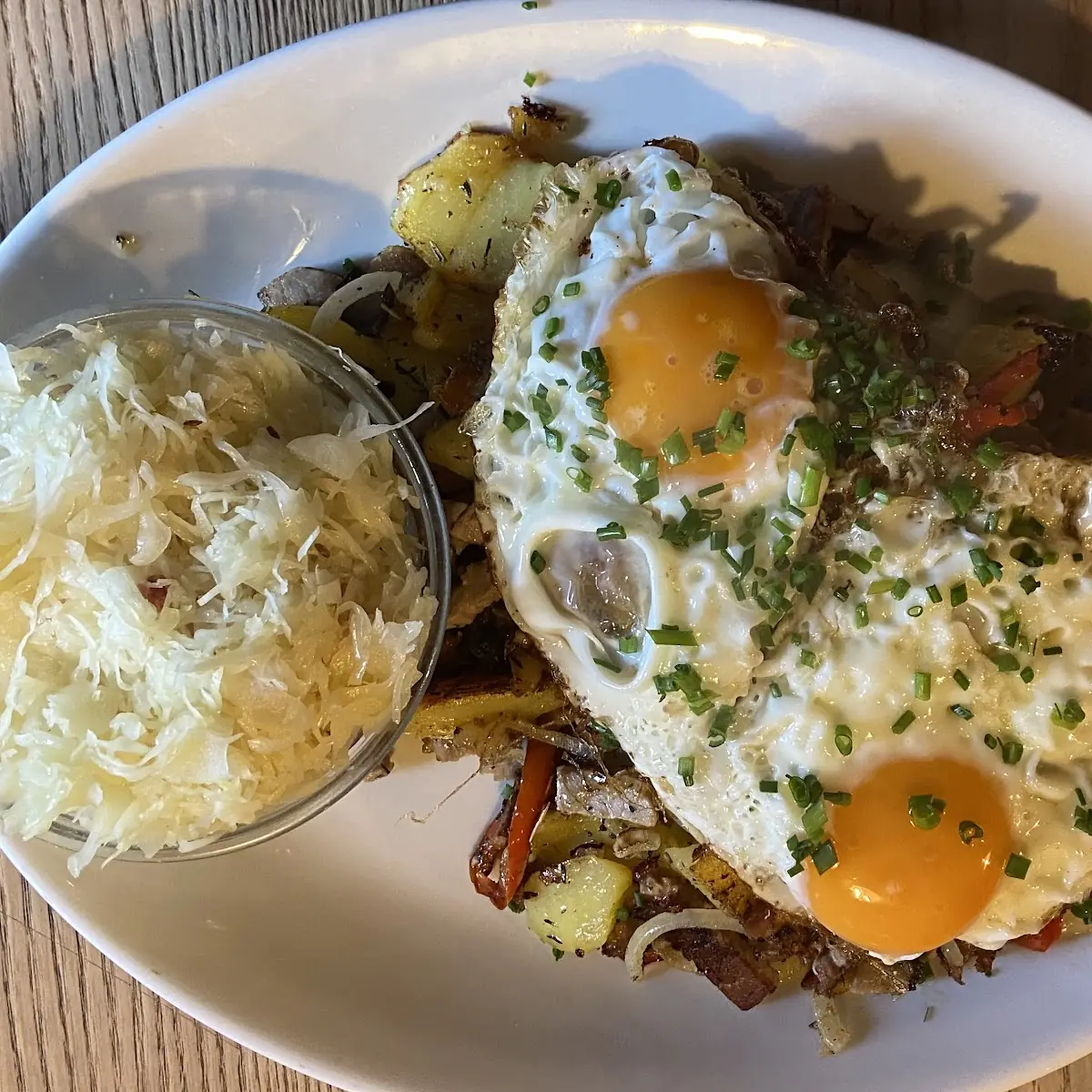 Bauerngröstl Mit Krautsalat Kartoffeln Bratlspeck Zwiebel Und Spiegelei