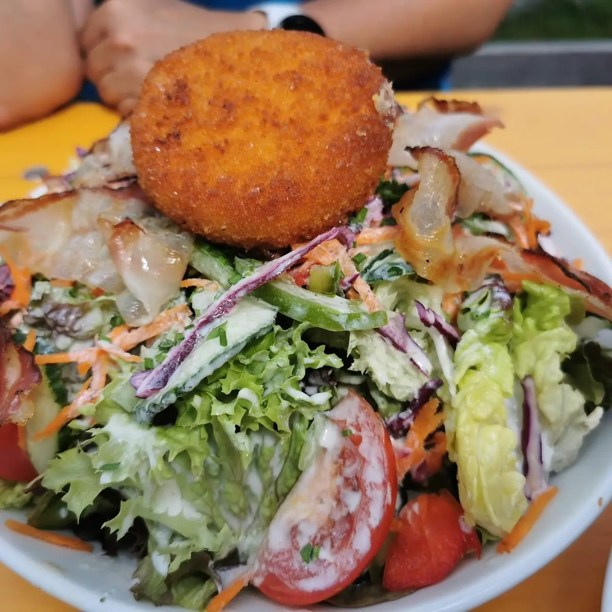 Bunter Salat Mit Gebratenem Speck Und Gebackene Camembert