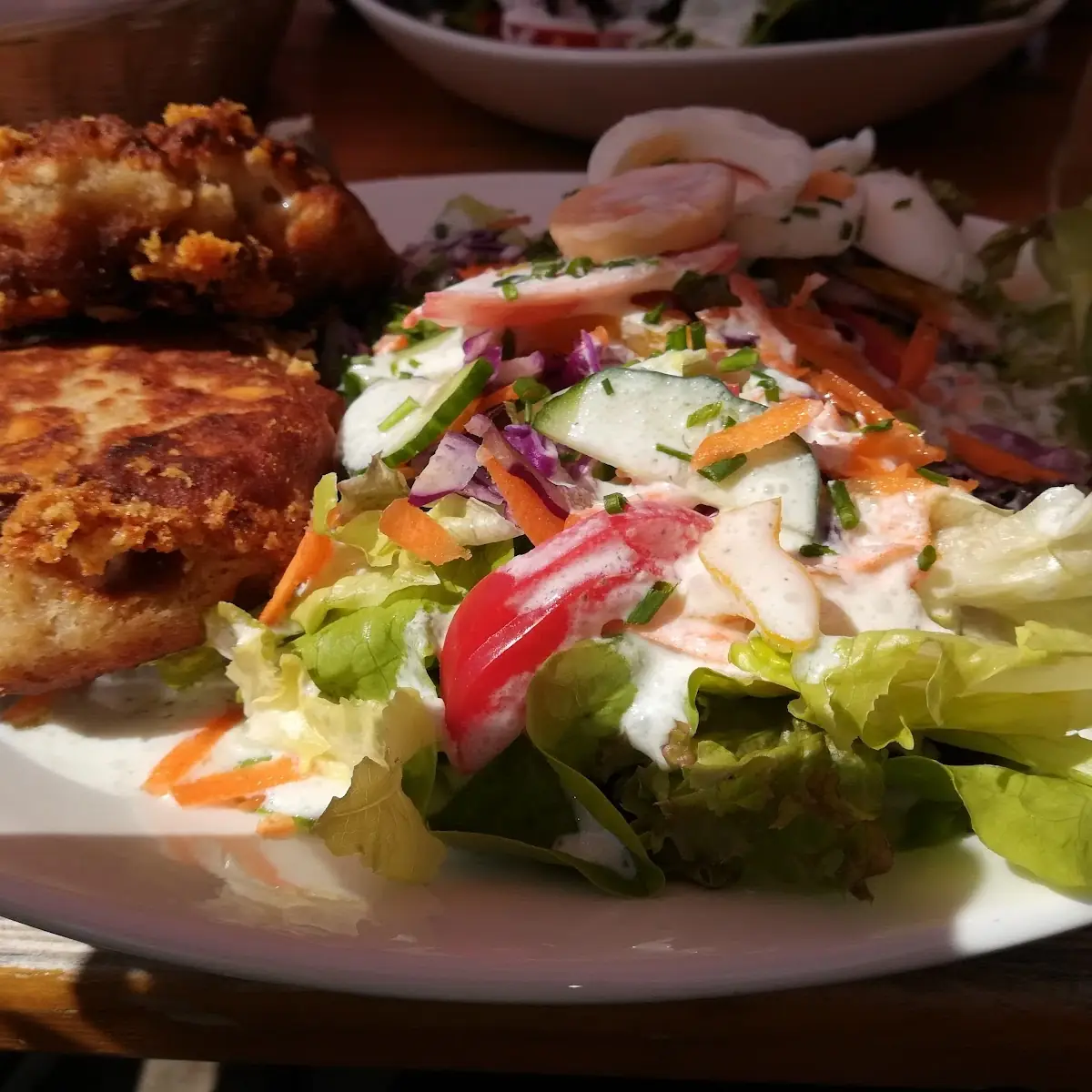 Kaspressknödl Mit Buntem Blattsalat