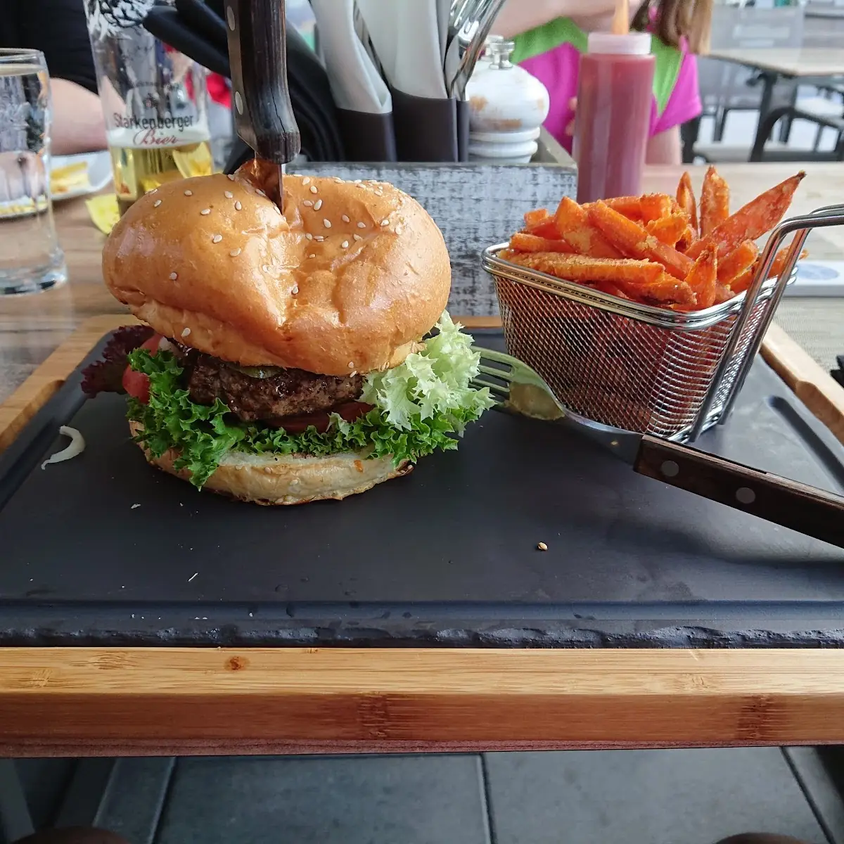 Burger Classic Und Süße Pommes