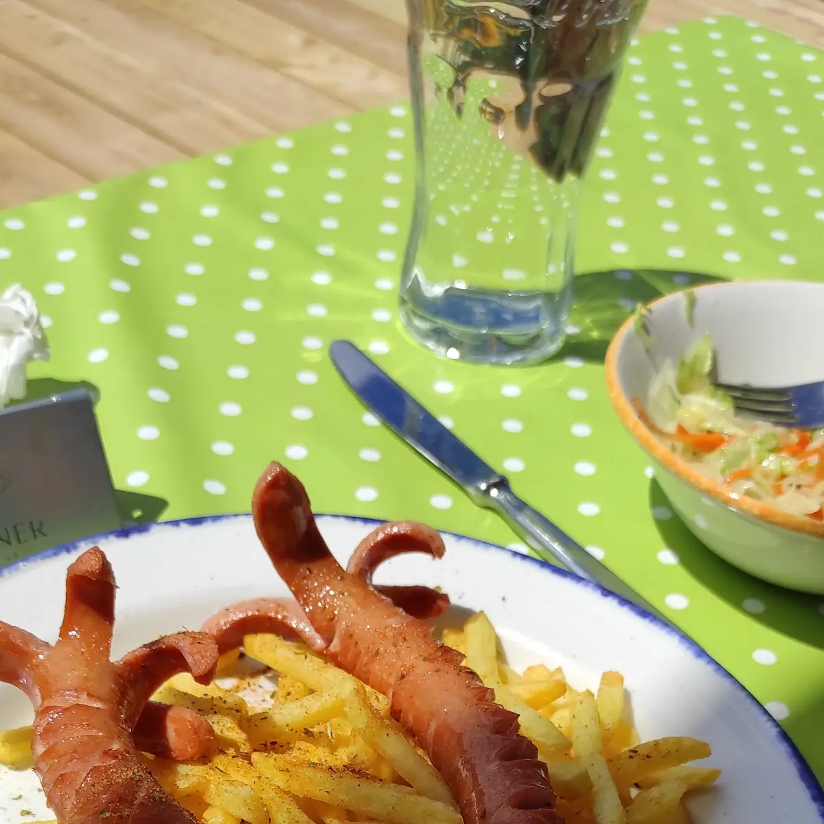 Grillwürstchen Mit Pommes