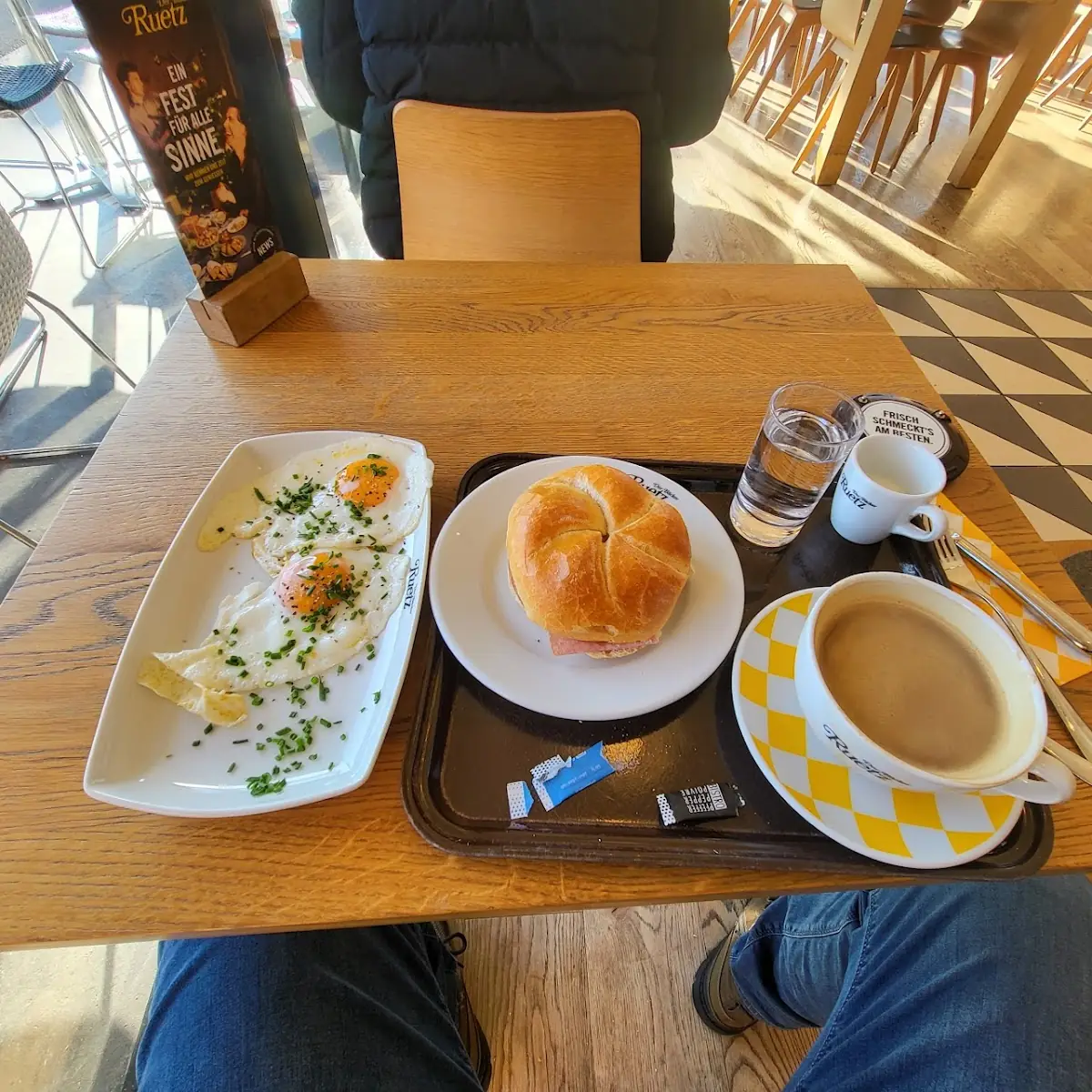 Spiegeleier Mit Wurstsemmel