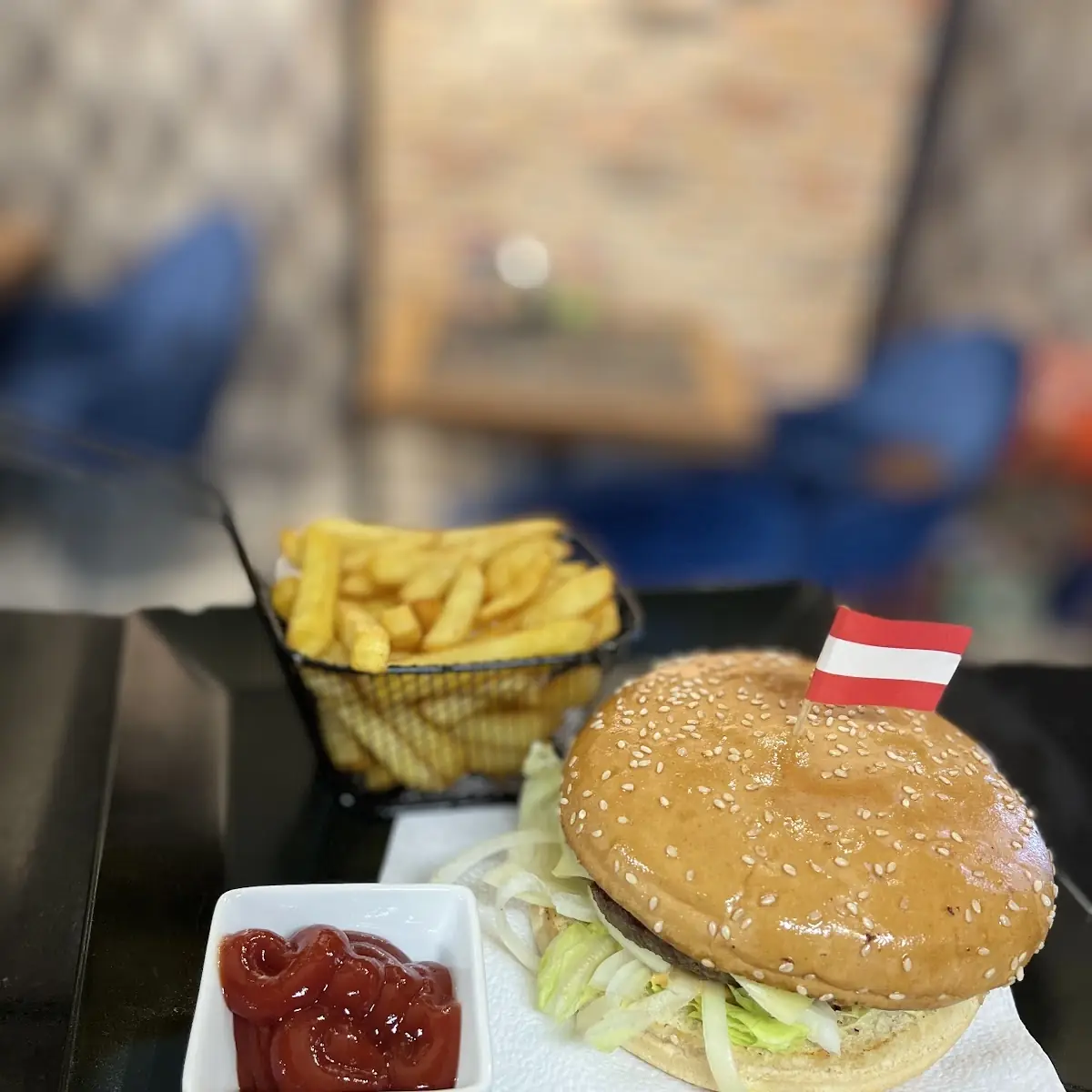 Momo - Spezial Burger Mit Pommes