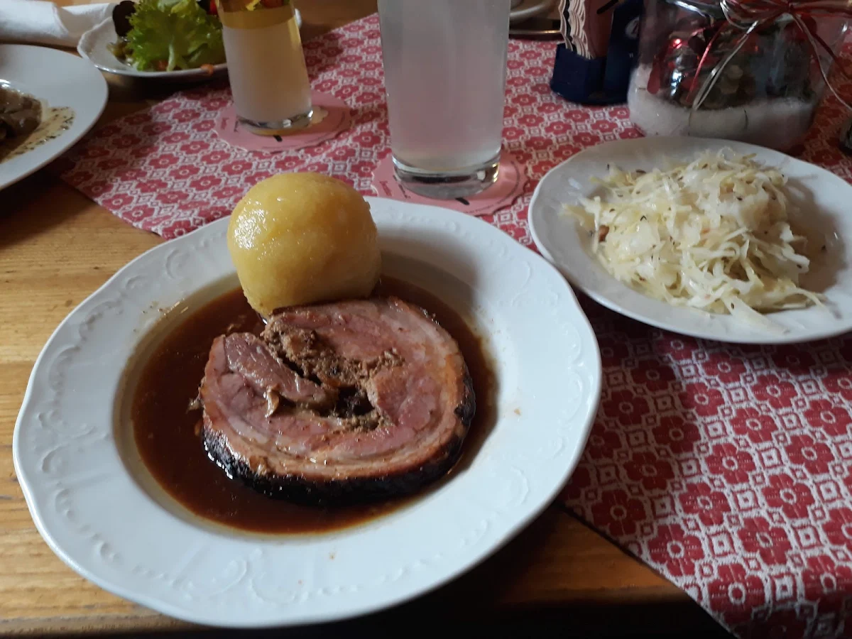 Gefühlter Schweinebauch Mit Knödel, Gasthaus, Hotel und Fleischerei Hirsch GmbH