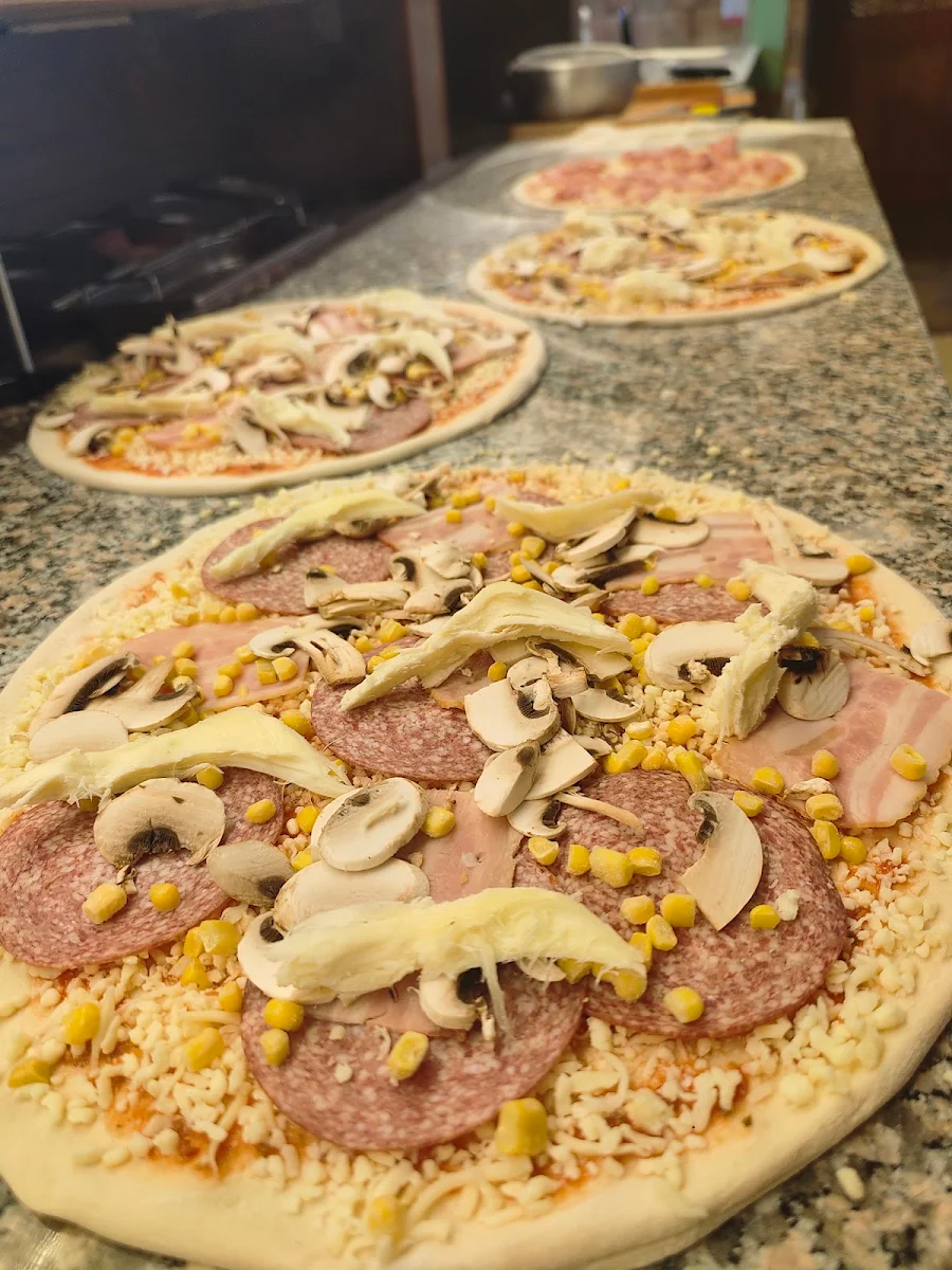 Pizza, Gasthaus, Hotel und Fleischerei Hirsch GmbH