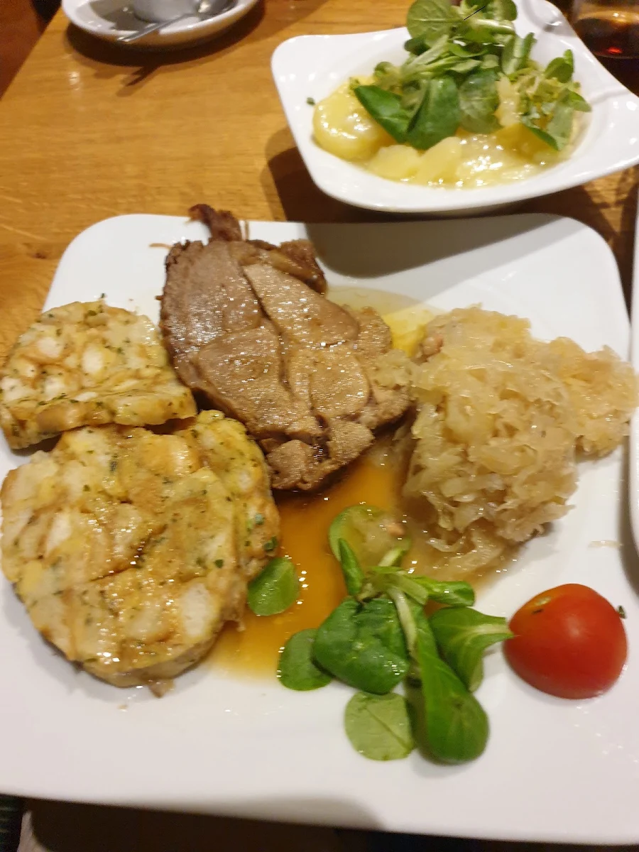 Schweisbraten Mit Kraut Und Knödel