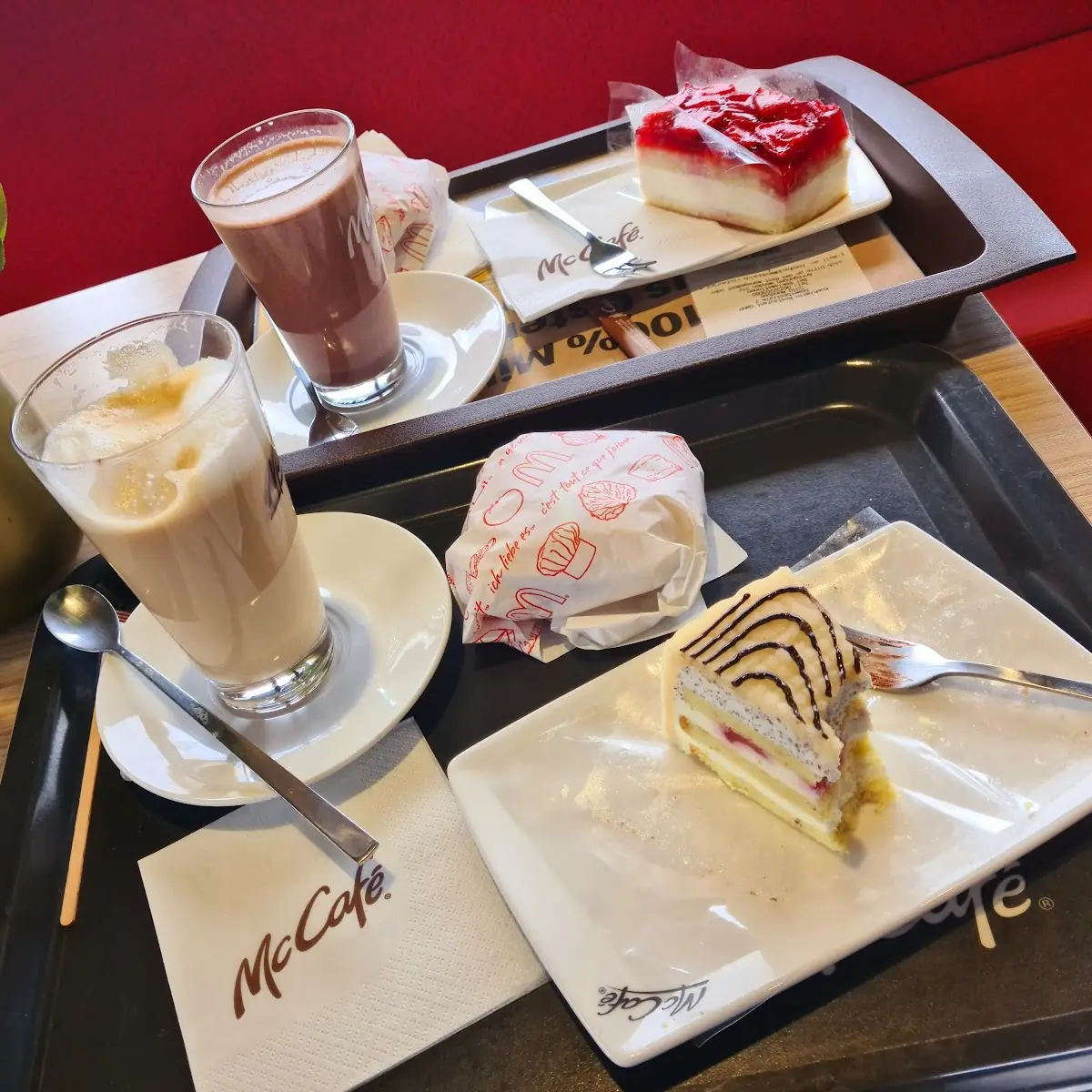 Marzipankuchen Erdbeerkuchen Kaffee Kakao Chickenburger