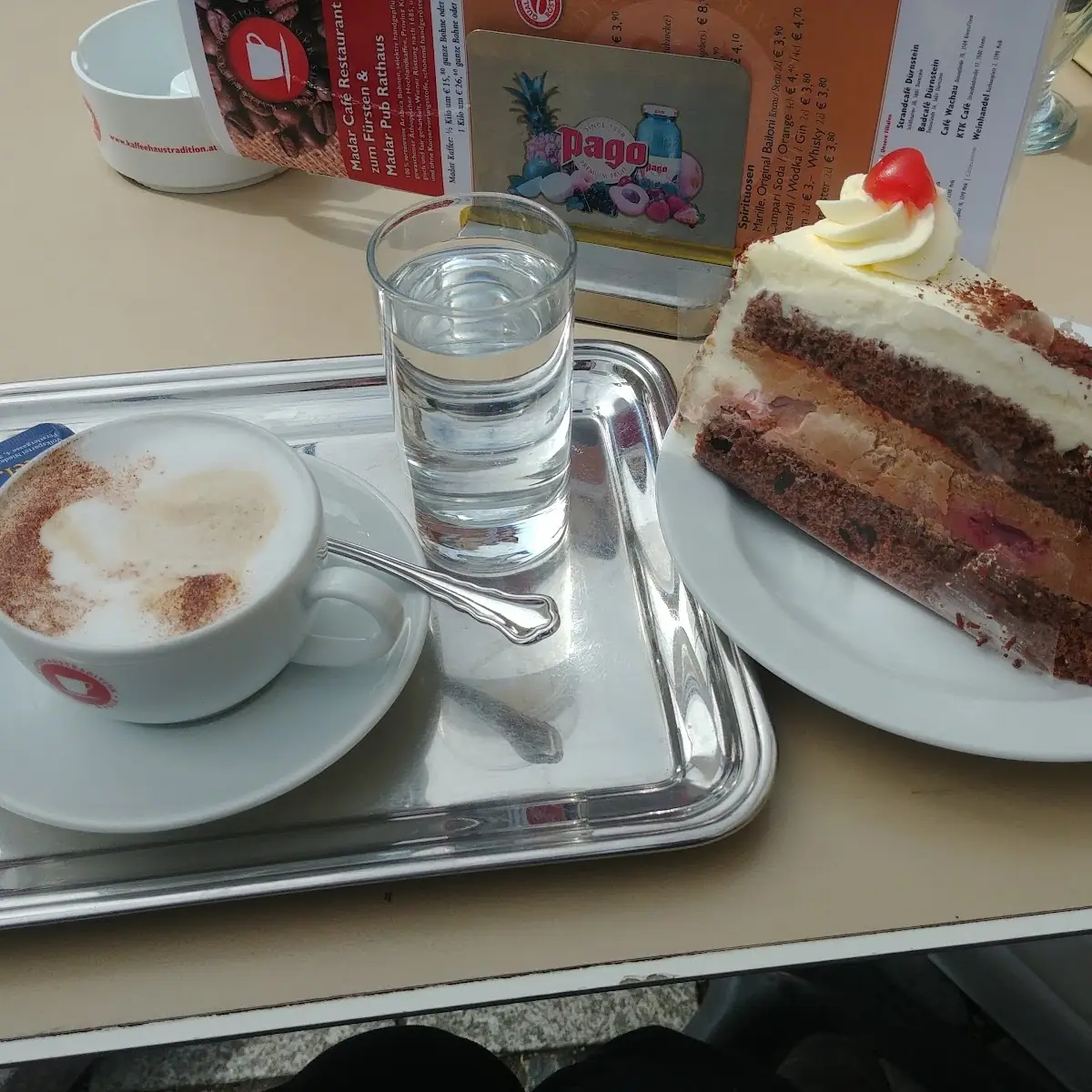 Cappuccino Und Schwarzwälder Kirschtorte