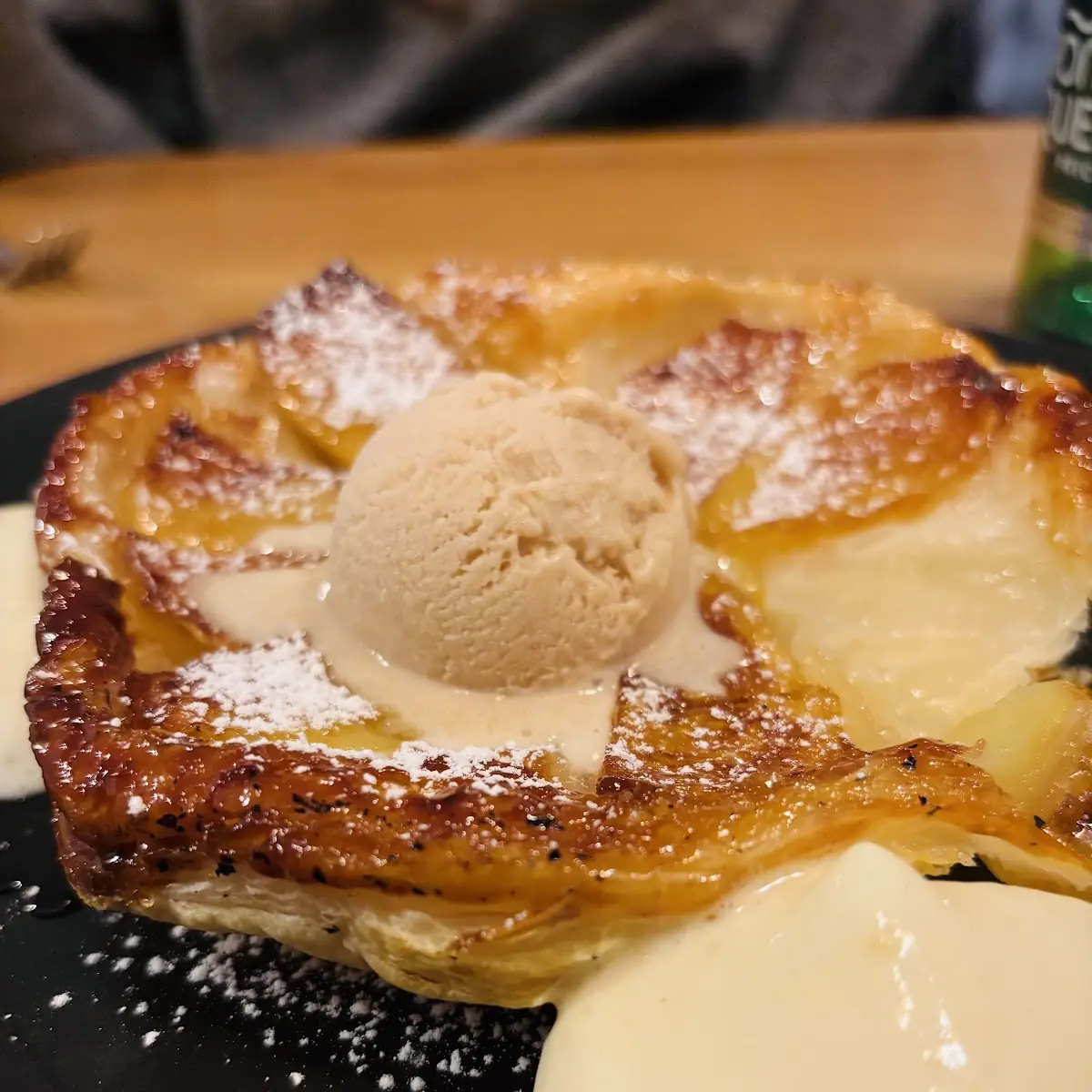 Lauwarmes Apfeltarte Mit Geräuchertem Zimteis
