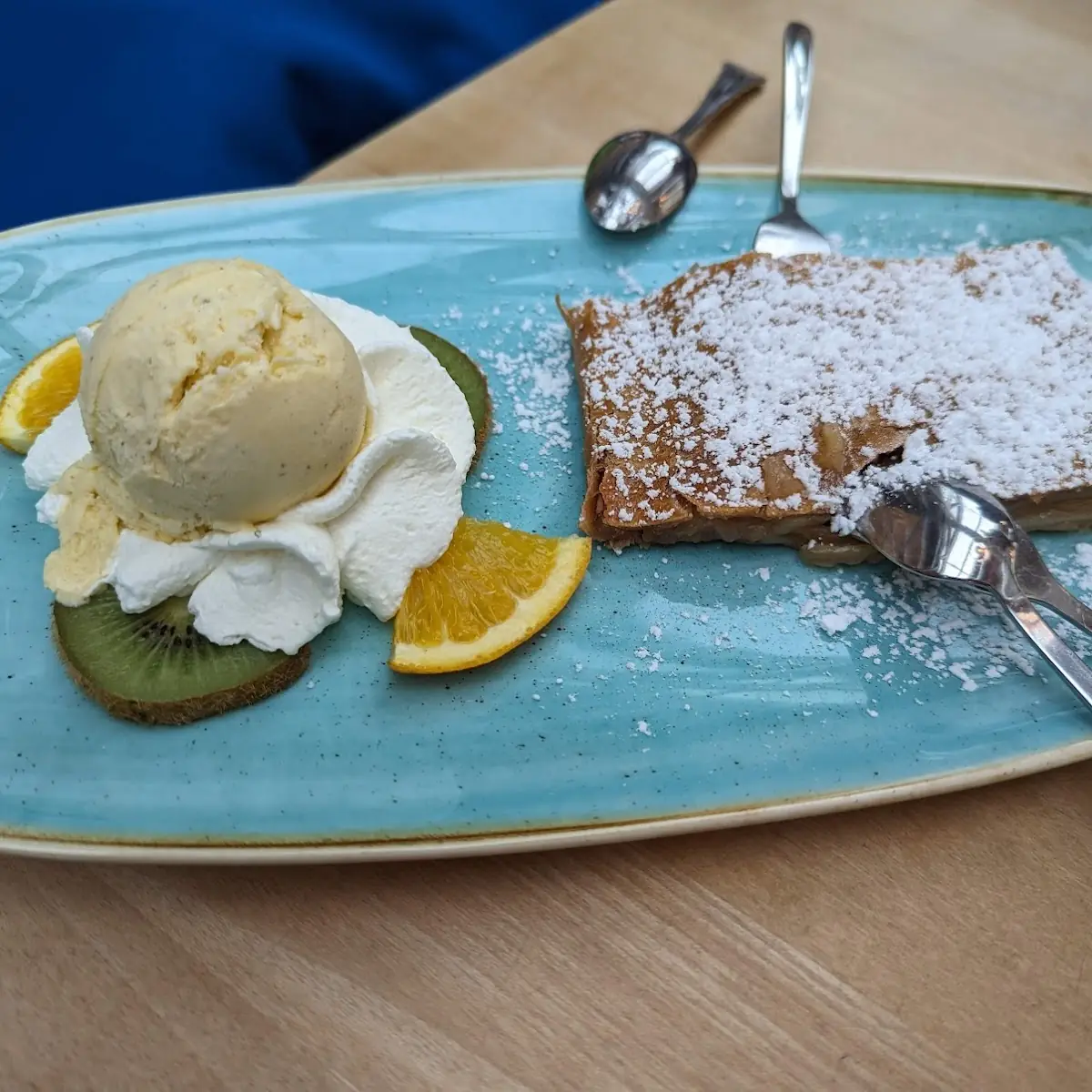 Apfelstrudel Mit Vanilleeis Und Sahne