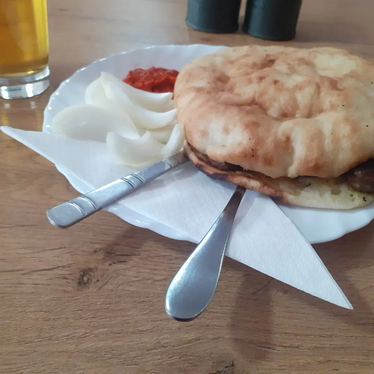 Čevapi Im Fladenbrot Mit Zwiebeln Und Sauce