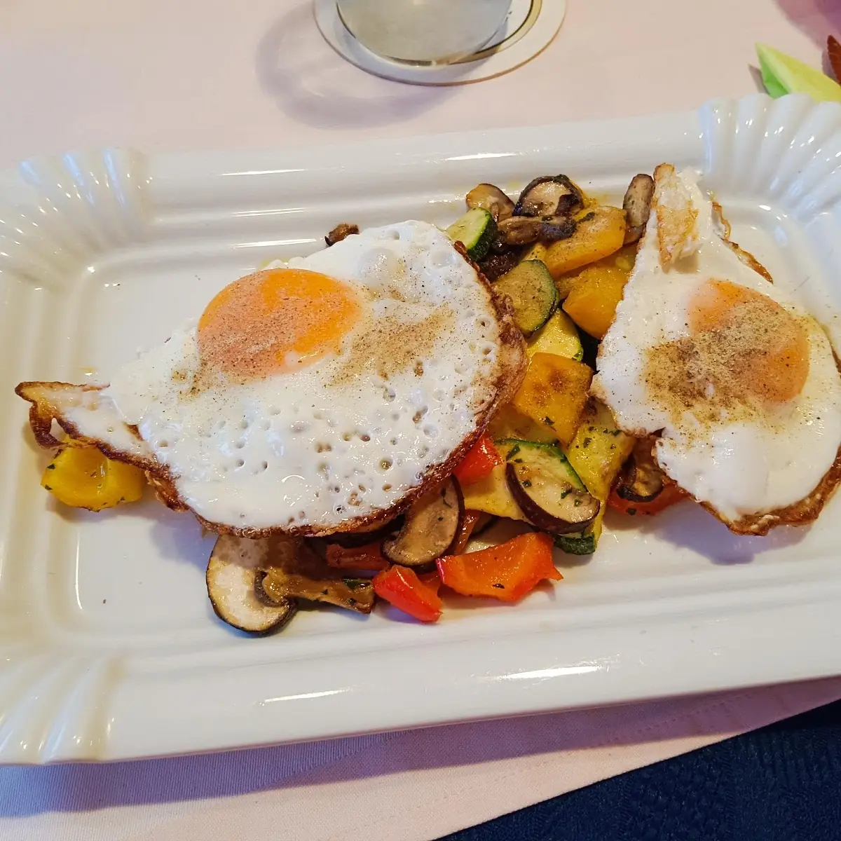 Gegrilltes Gemüse Mit Spiegelei