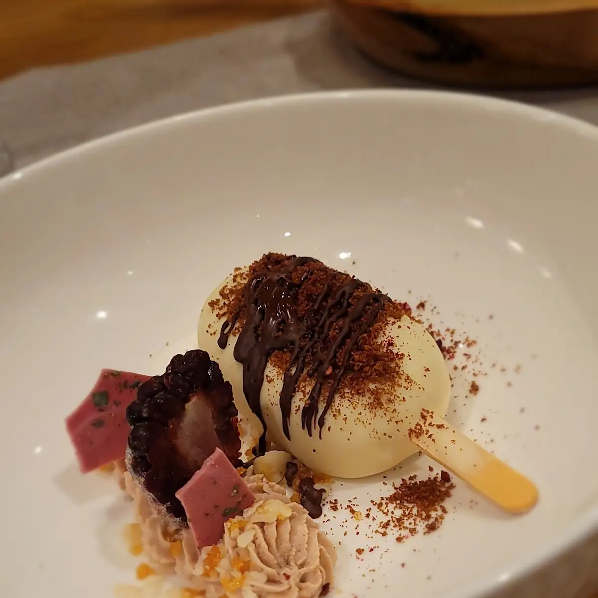 Magnum Brombeere Schokolade Macadamia