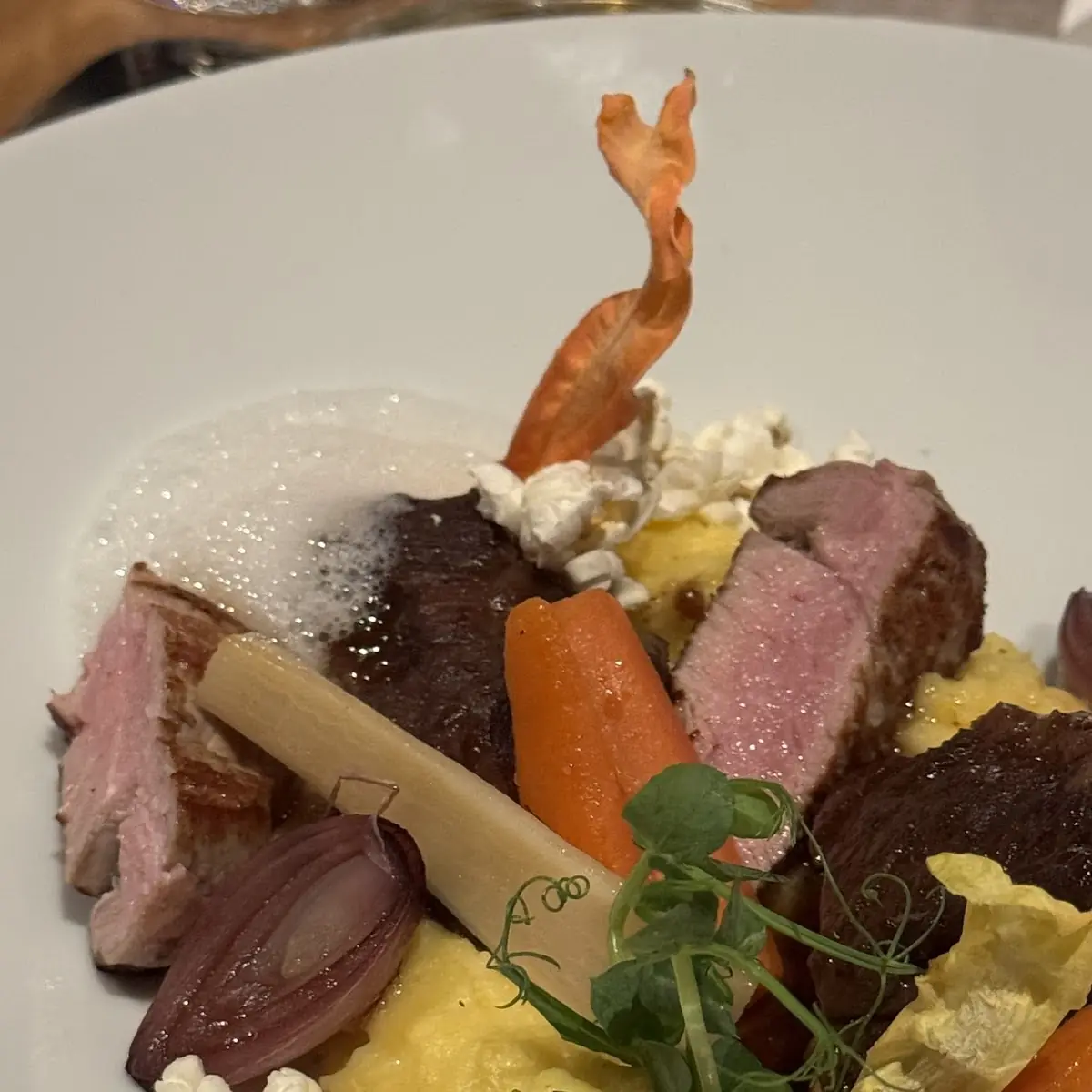 Milchkalb Backe & Filet Polenta Wurzelgemüse Rotweinschalotten