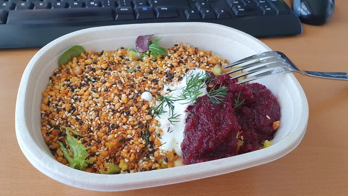 Couscous Salat Mit Kichererbsen Gurken Rote Rüben Sauerrahm Und Dukkah Vegetarisch