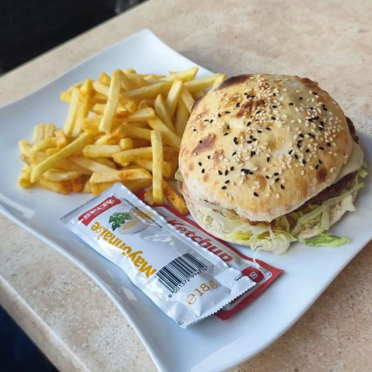 Cheeseburger Mit Pommes