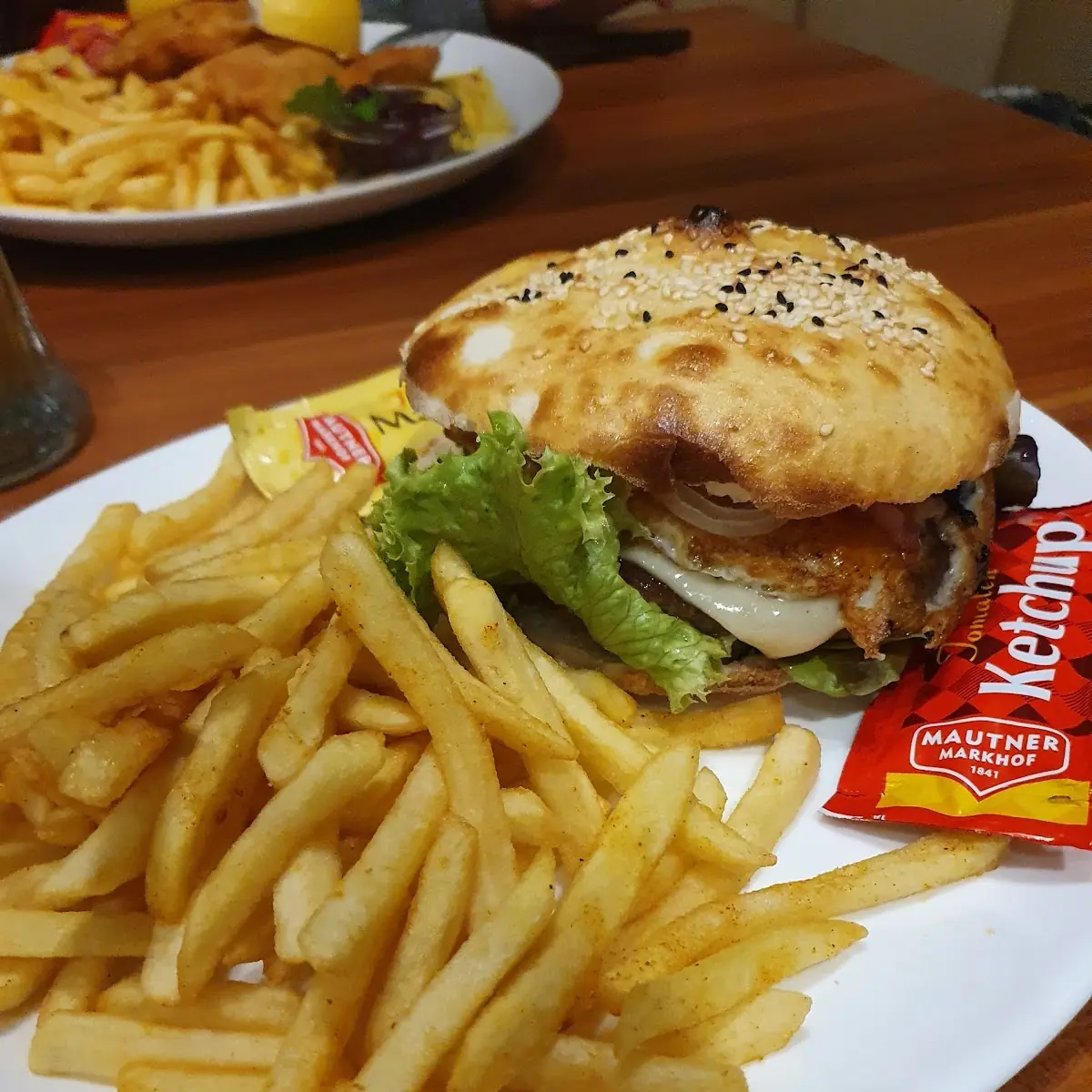 Tiroler Burger Mit Pommes