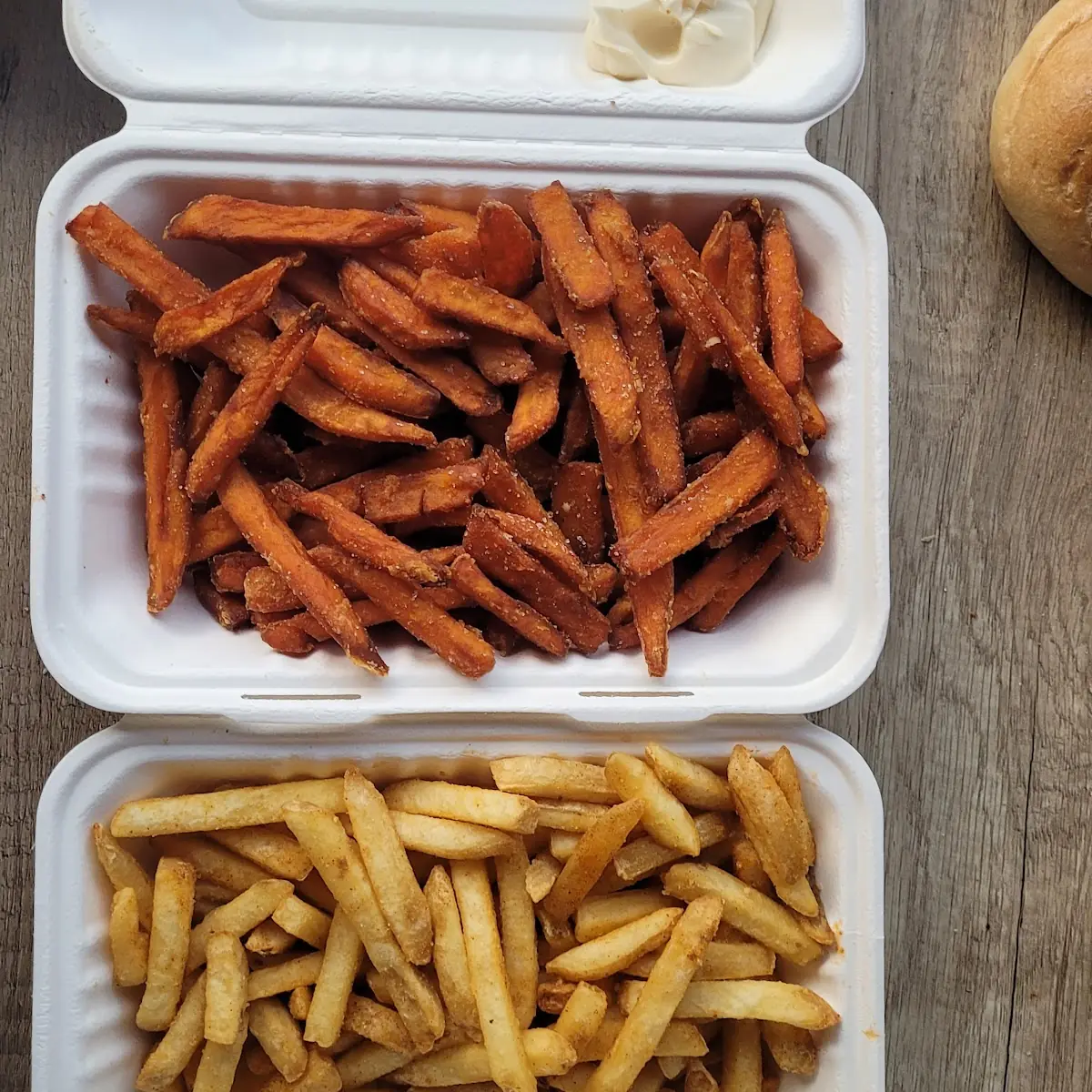 Große Portion Pommes Frites Und Süßkartoffelpommes