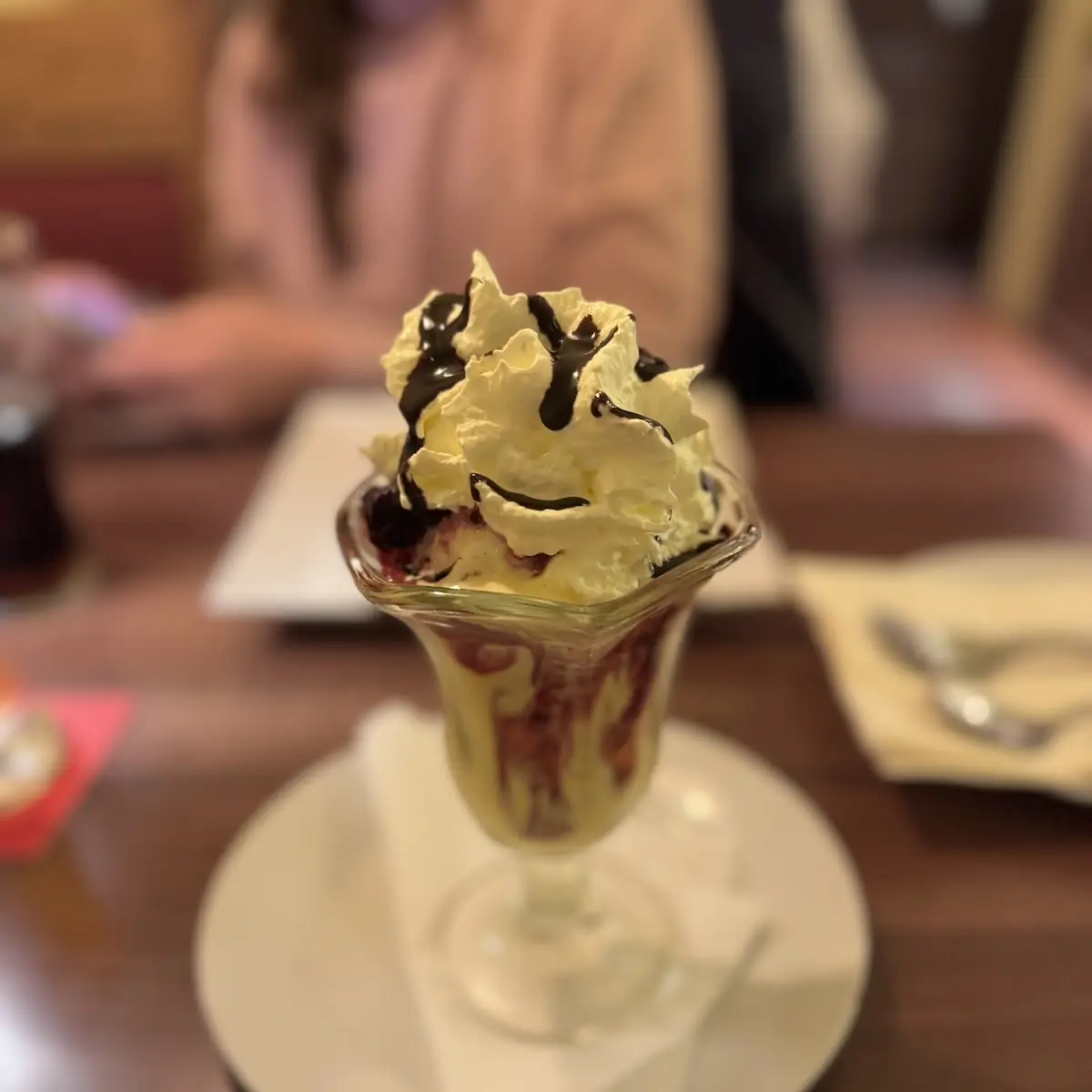 Vanilleeis Mit Heißen Beeren