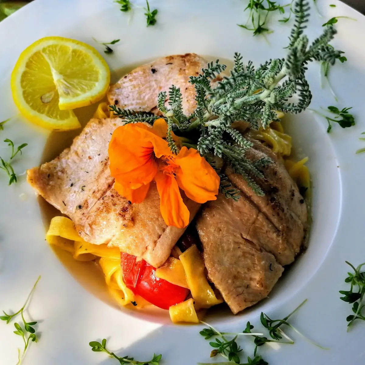 Gegrilltes Lachsforellenfilet Auf Tagliatelle