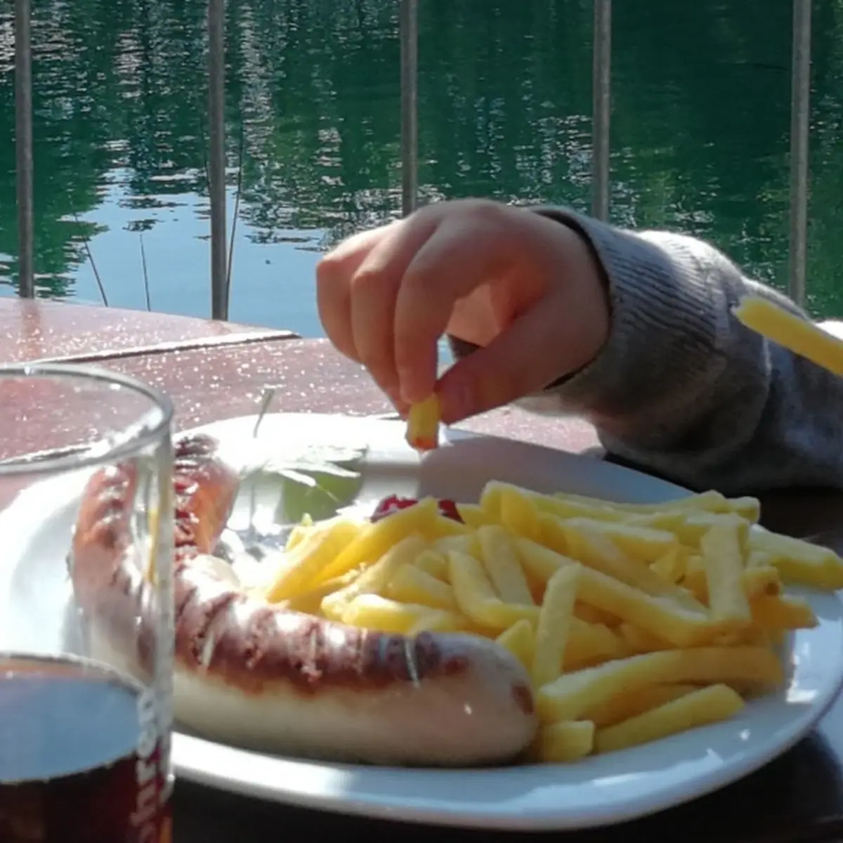 Kalbsbratwurst Mit Pommes