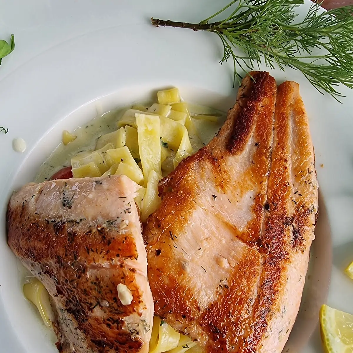 Lachsfilet Auf Nudeln