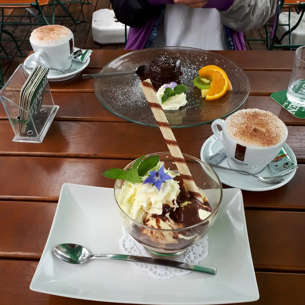 Schockoküchlein Mit Flüssigem Kern Und Vanille Eis Und Eiskaffee